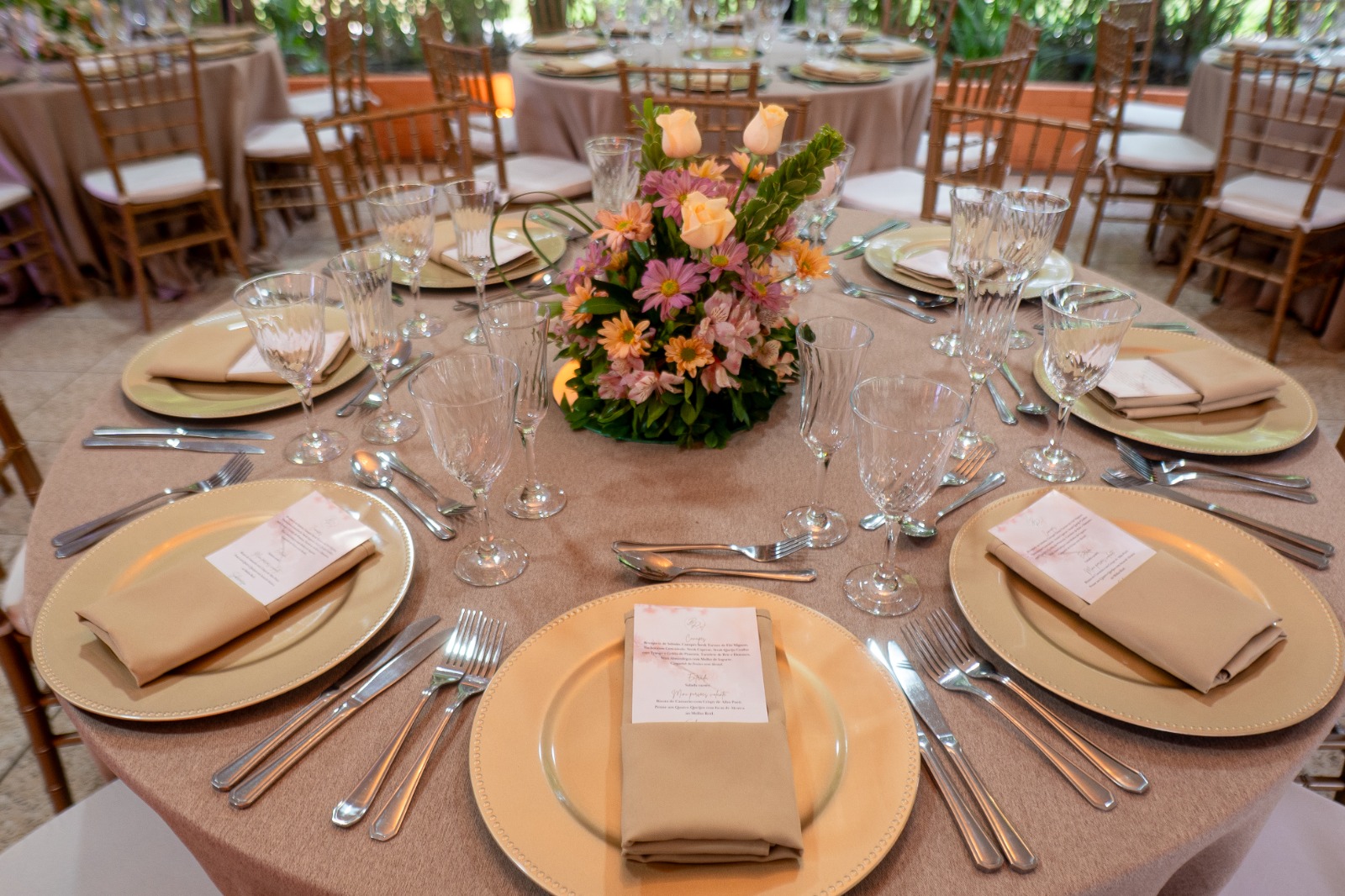 Mesa posta com arranjo floral