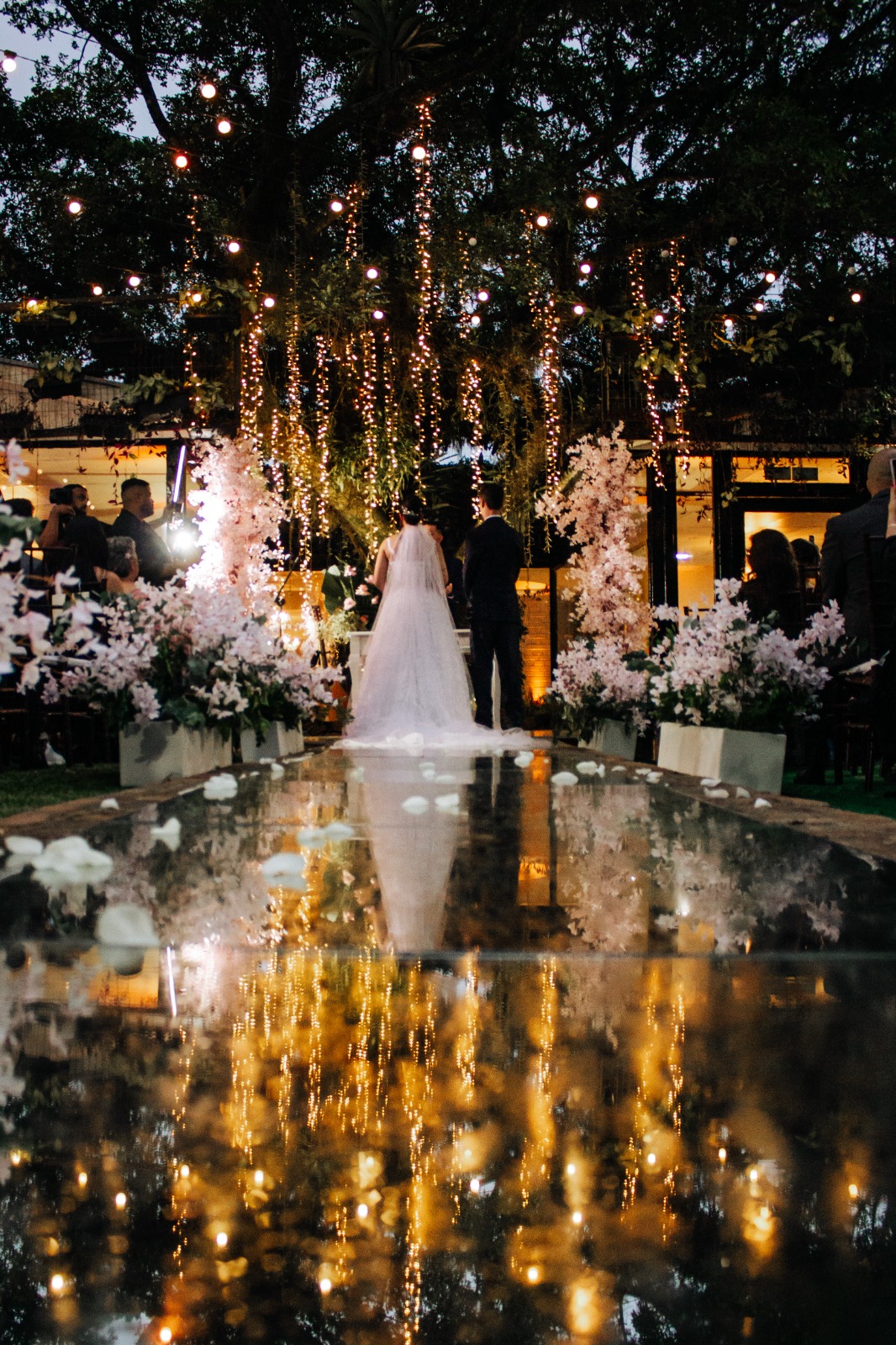 Noivos no altar refletidos no corredor espelhado