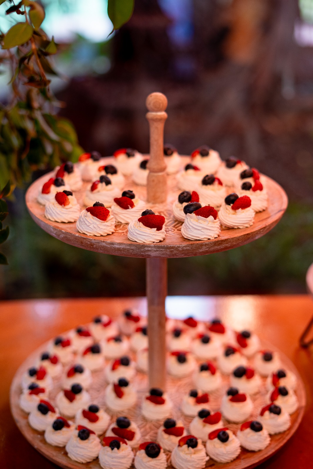Doces decorados com frutas vermelhas