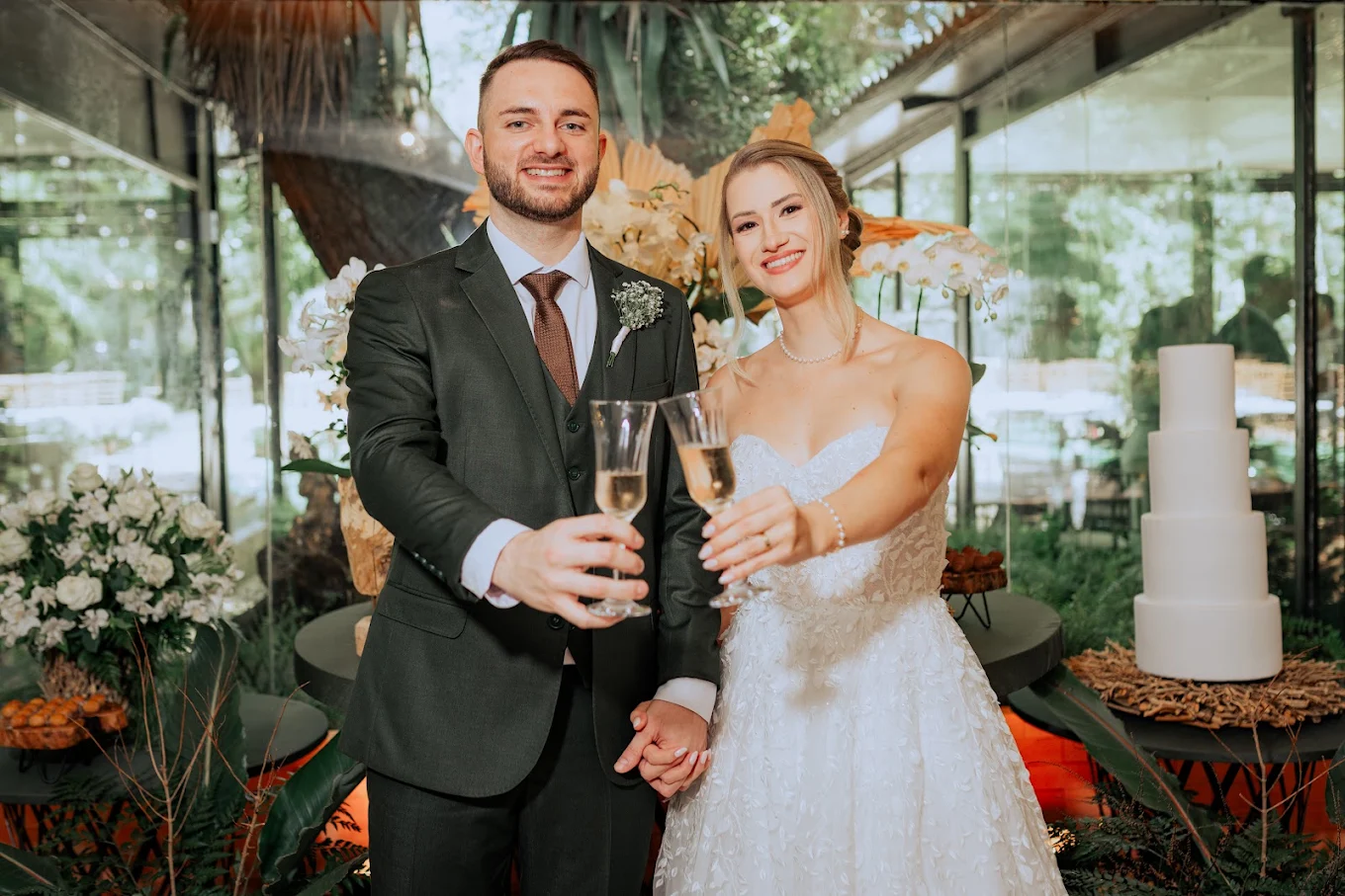 Casal brindando no jardim